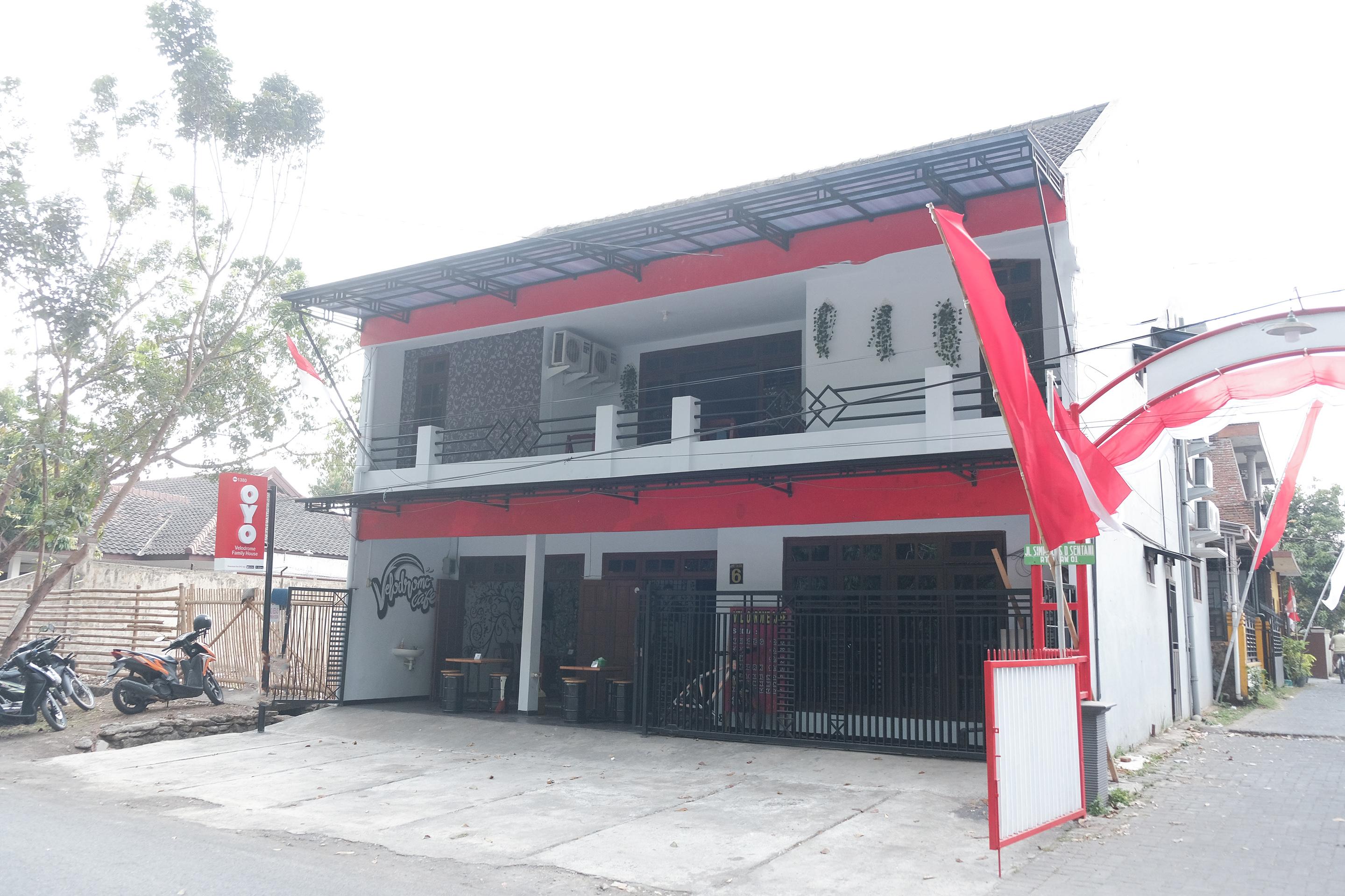 Oyo 1380 Velodrome Family House Syariah Hotel Malang Exterior photo