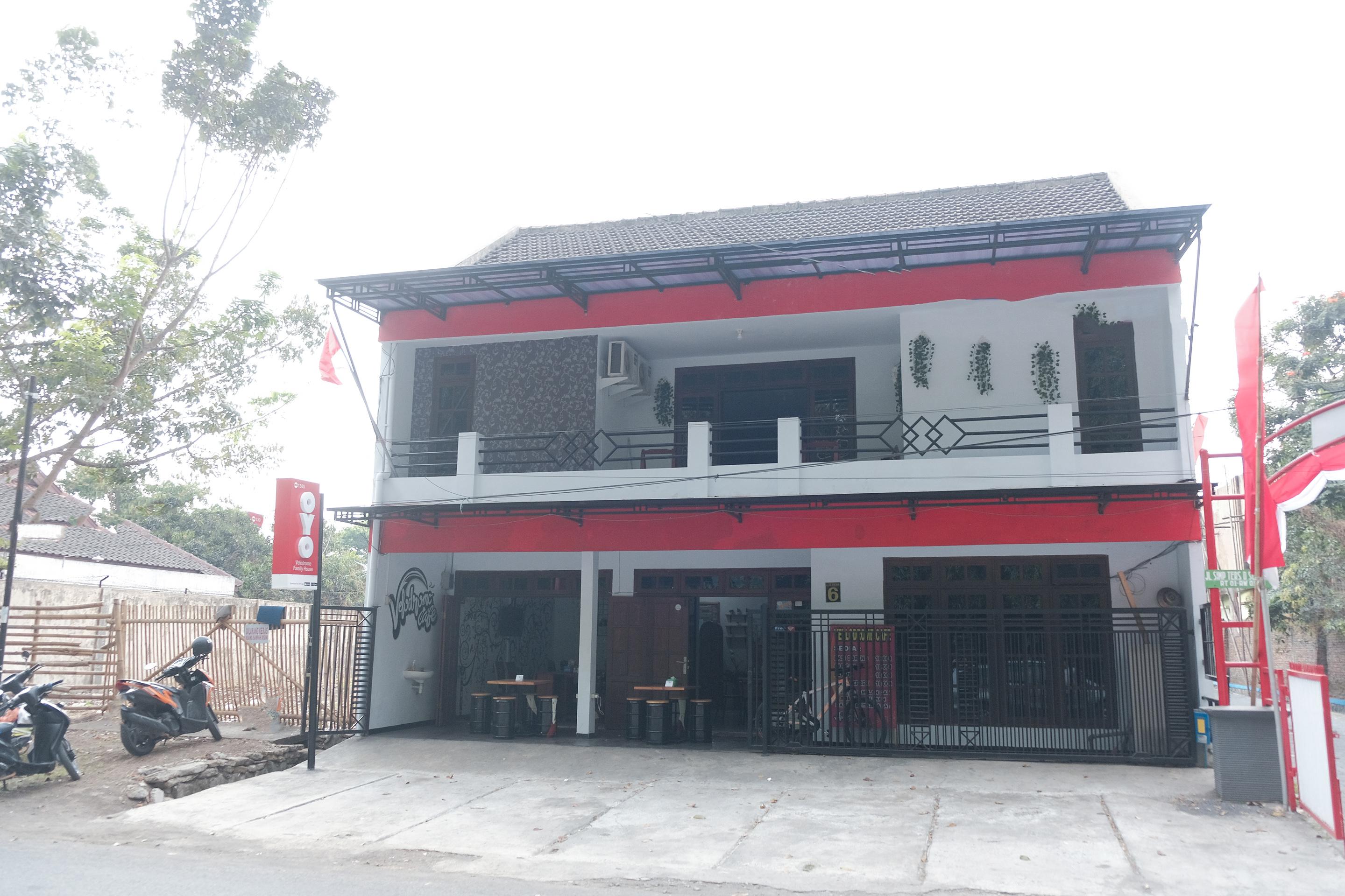 Oyo 1380 Velodrome Family House Syariah Hotel Malang Exterior photo