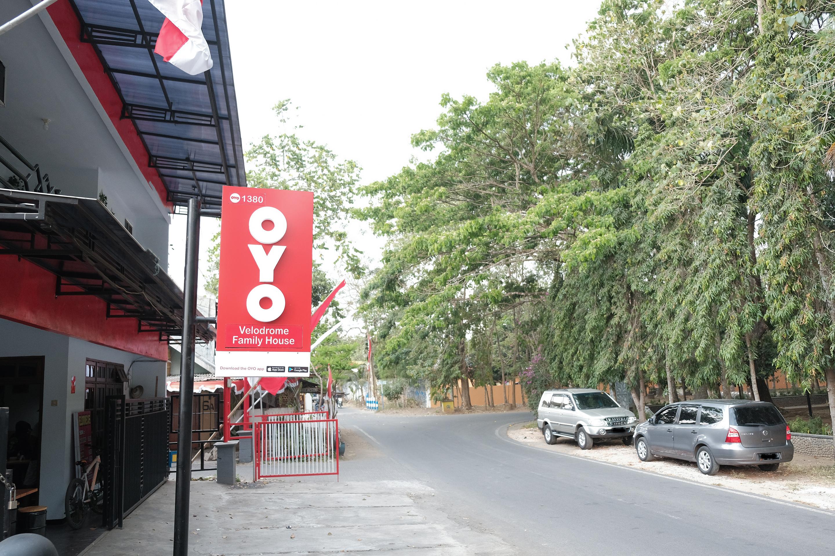 Oyo 1380 Velodrome Family House Syariah Hotel Malang Exterior photo